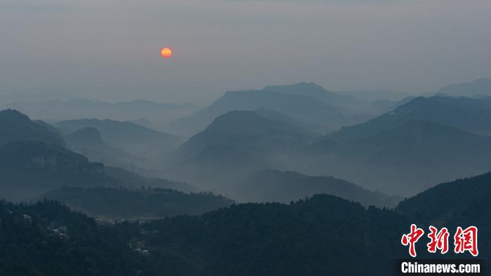 资料图：贵阳花溪高坡宛如水墨画 贺俊怡 摄