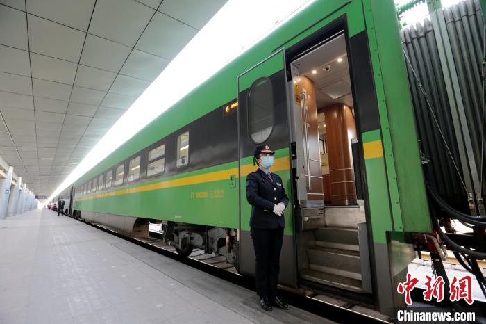 图为乘务员在站台等候旅客等车。　张远 摄